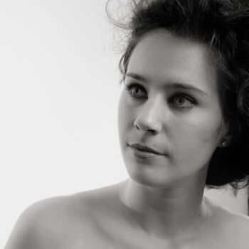 Jasmin Lamoen at the barn - reworked in BW