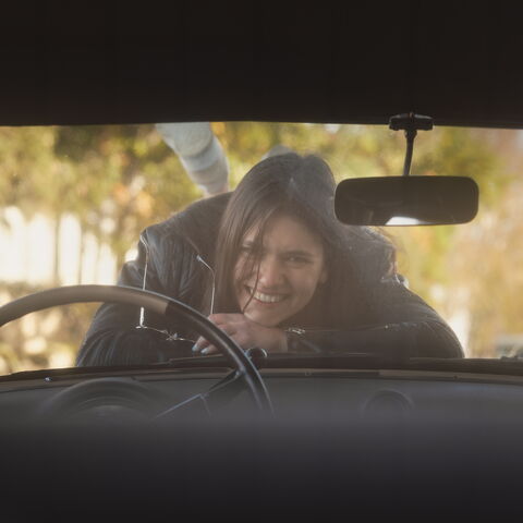 ELISABETH … Baseball-Girl an der Tankstelle