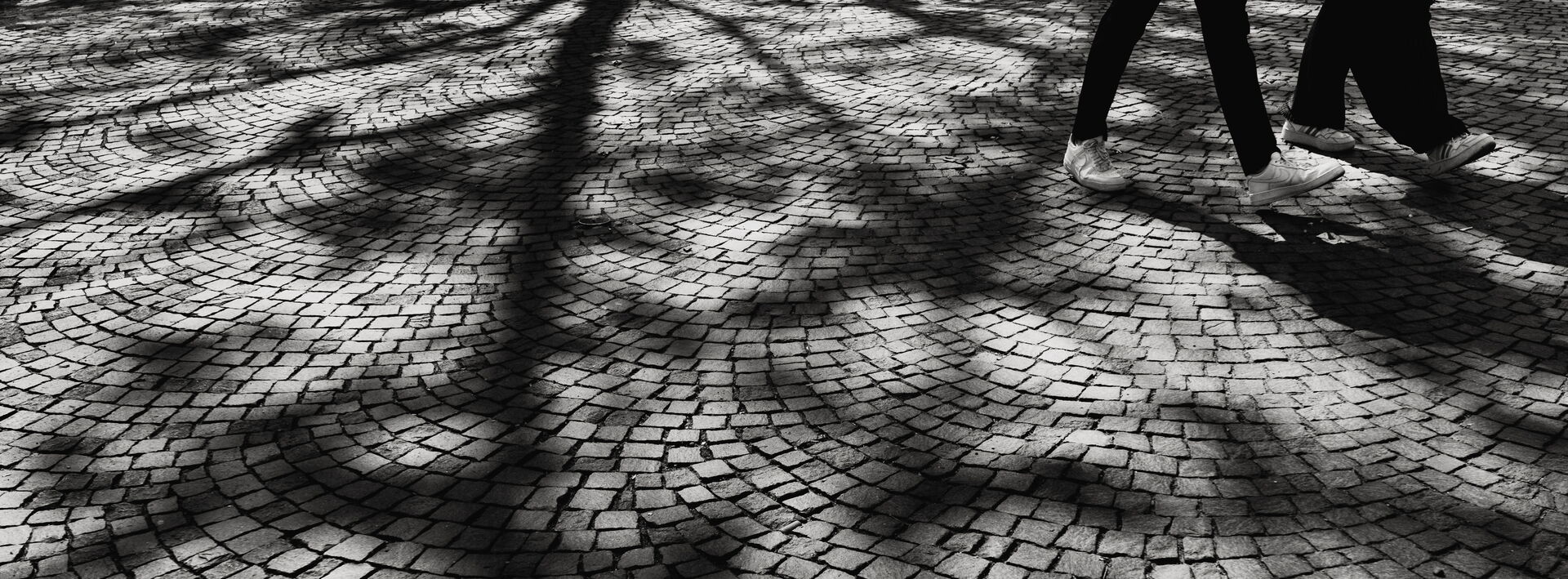 Shadows on the floor – den Blick fest auf den Boden geheftet! – @2026 Köln-City
