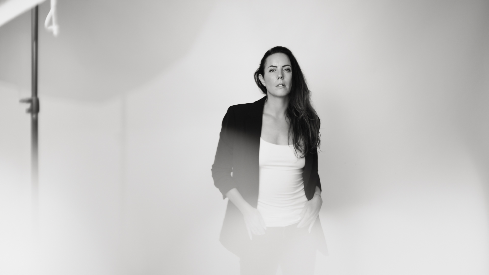 Susanna … ein Wiedersehens-Shooting in Helmuts Studio, - alles mit dem Biotar« 75mm/f1.5 … Schweden @2025